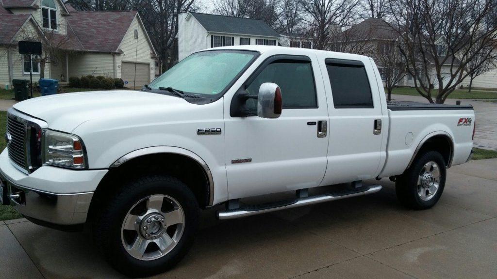 Immaculate 2006 Ford F-250 Lariat Super Duty Crew Cab (white)