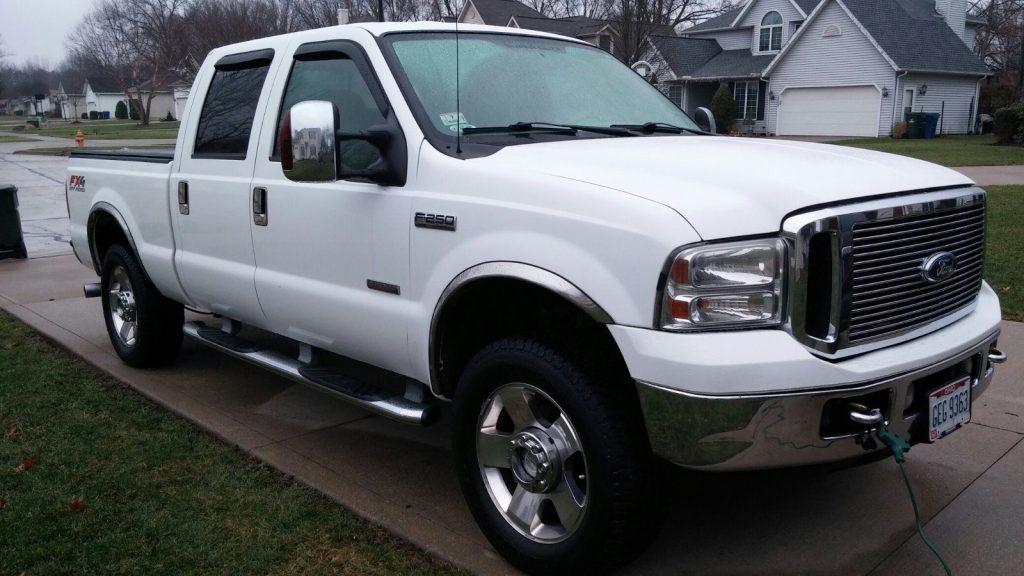 Immaculate 2006 Ford F-250 Lariat Super Duty Crew Cab (white)