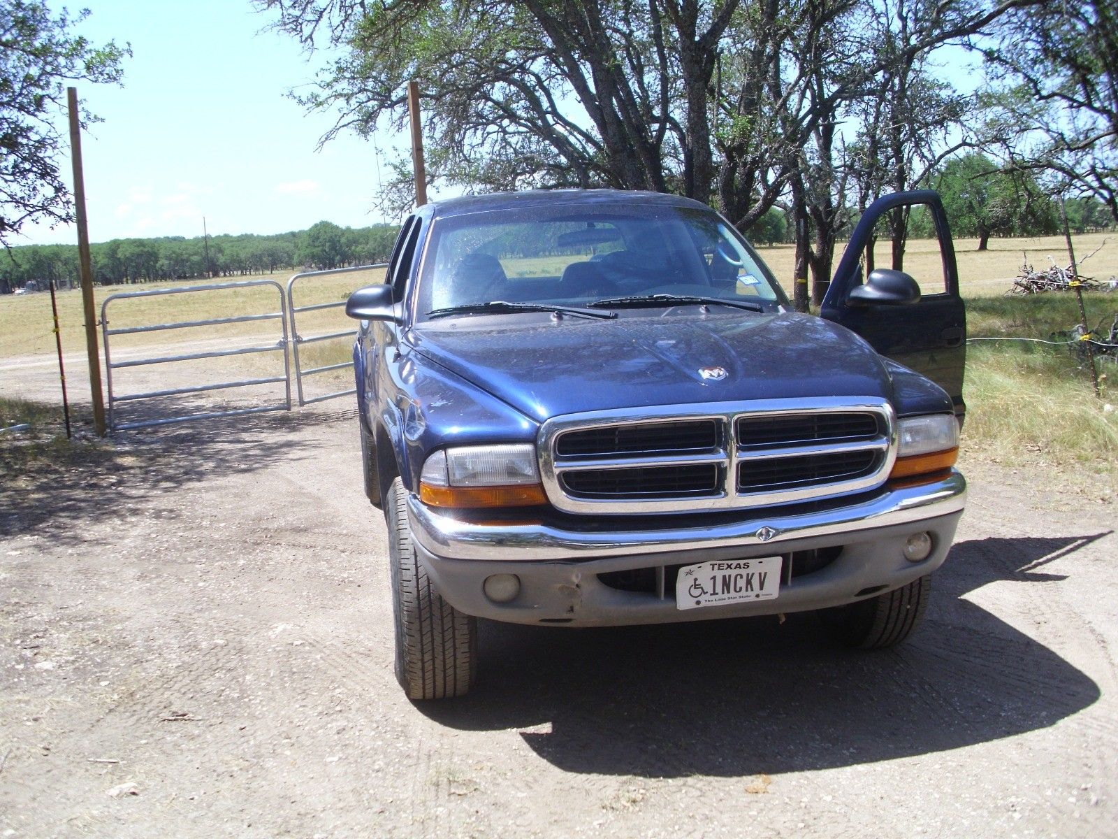 very reliable 2004 Dodge Dakota SLT crew cab for sale