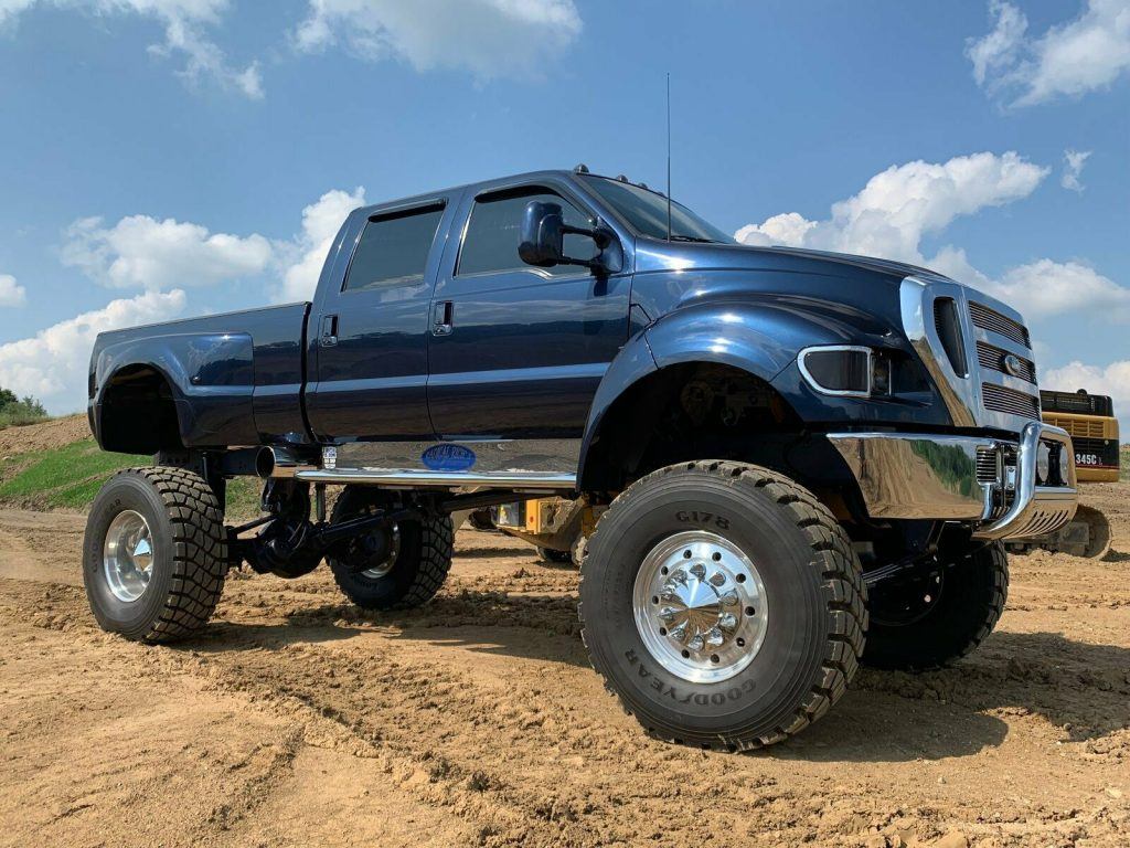 well customized 2000 Ford F750 Super duty crew cab