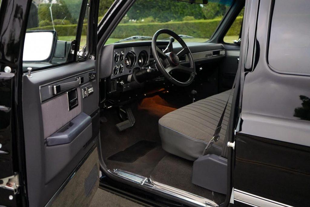 1990 GMC Sierra 3500 Pickup crew cab [completely restored]